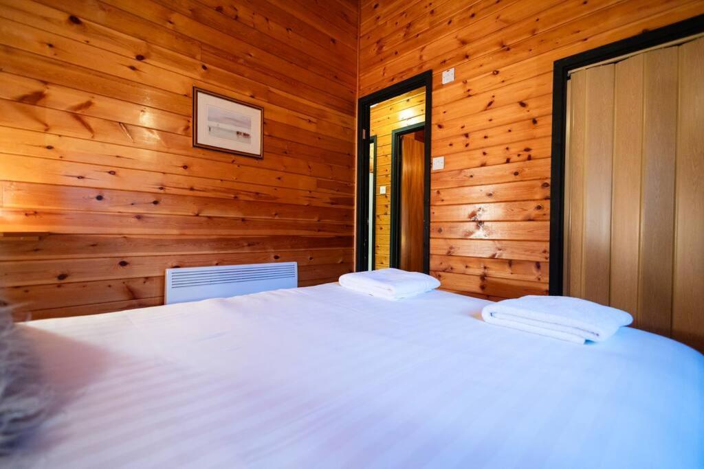 Cozy Norwegian Style Log Cabin In Rural Snowdonia - 2 Bedrooms & Parking By Seren Short Stays Ffestiniog Exterior photo